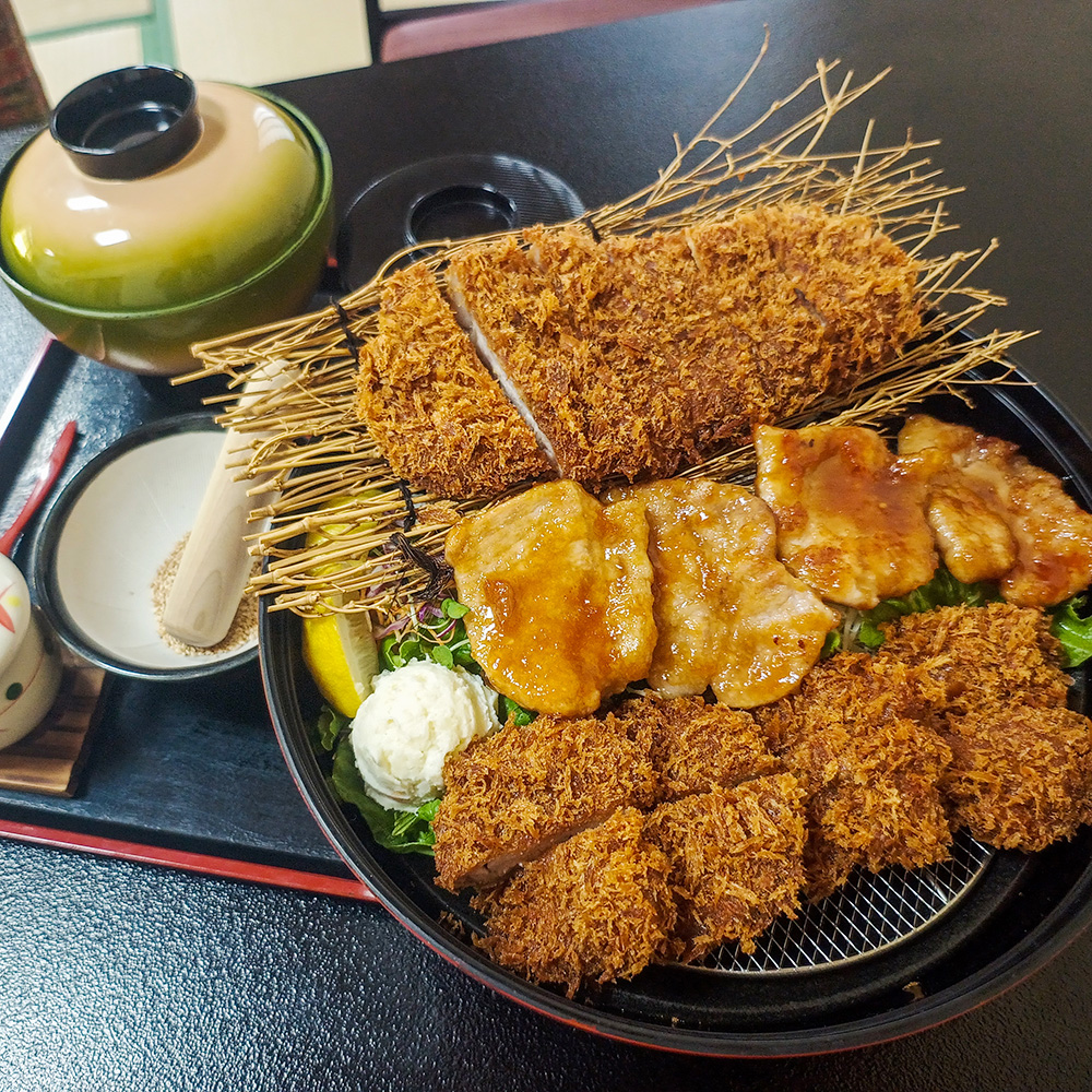 メガ盛り!!（麓山高原豚ロース150g / 国産ヒレ160g / ロース照り焼き180g）